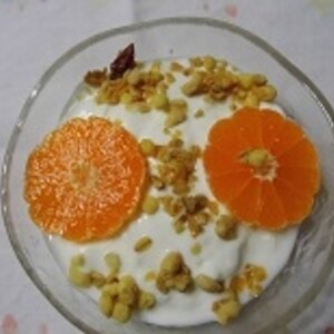 オレンジで簡単な花を作ったヨーグルト♪（グラノラ）